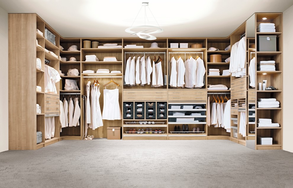 Ejemplo de vestidor unisex escandinavo de tamaño medio con armarios abiertos, puertas de armario de madera oscura, moqueta y suelo gris