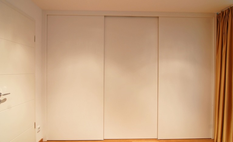 Esempio di un armadio o armadio a muro per uomo classico con ante bianche
