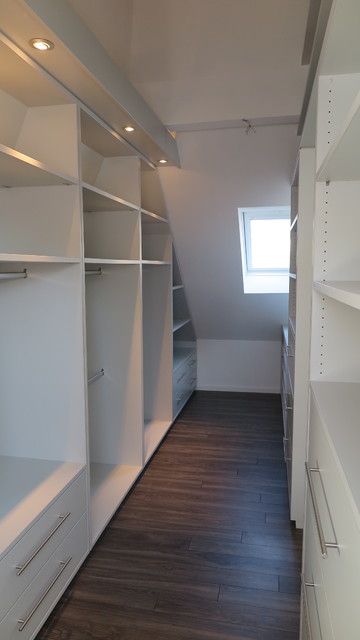 Einrichtung eines Ankleidezimmers durch Dachausbau - Modern