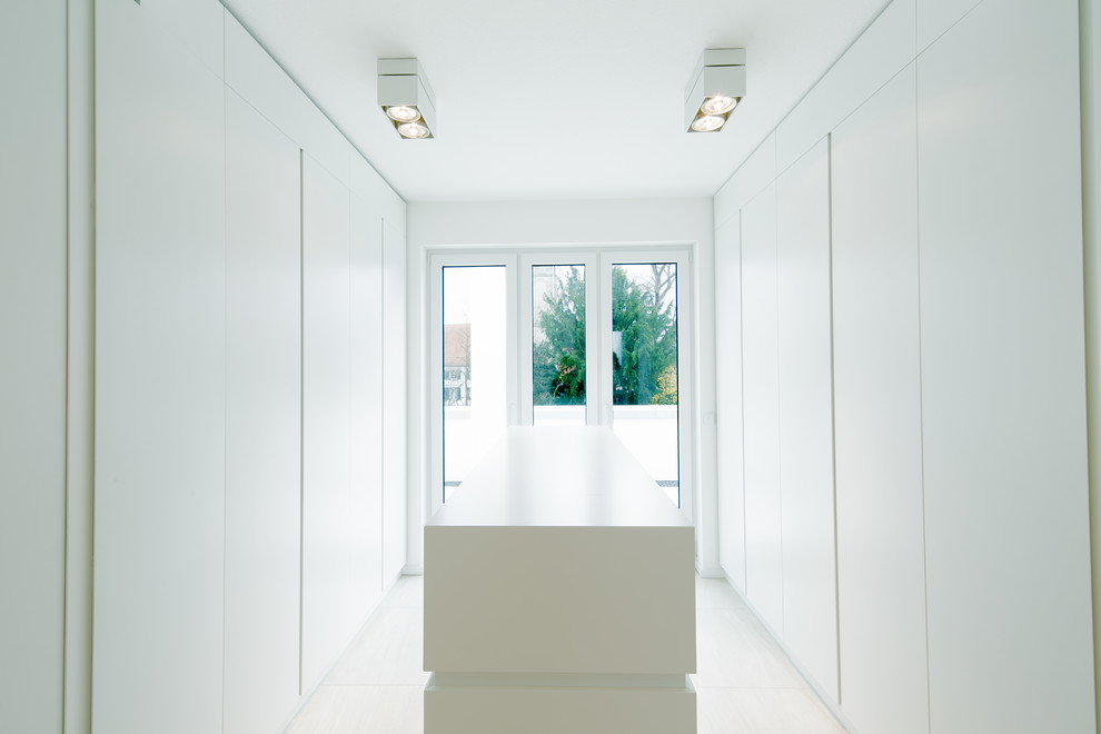 Foto di una grande cabina armadio unisex moderna con ante lisce, ante bianche e pavimento con piastrelle in ceramica