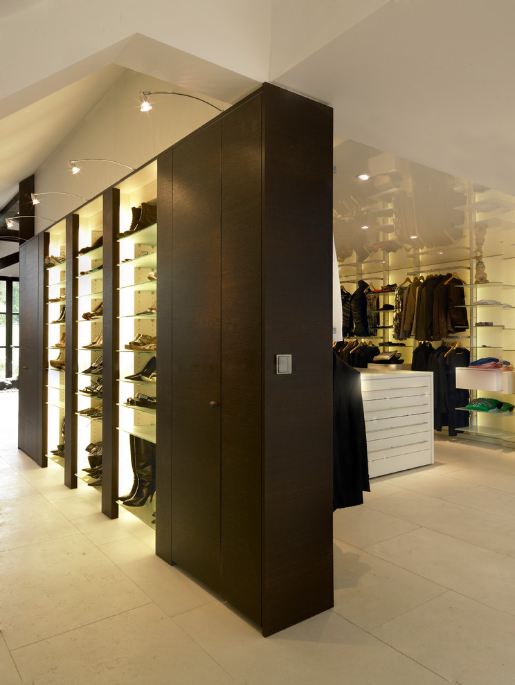 Imagen de armario y vestidor actual con armarios con paneles lisos y puertas de armario de madera en tonos medios