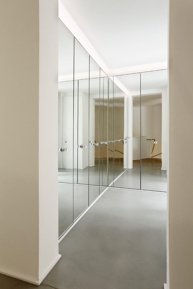 Пример оригинального дизайна: гардеробная комната унисекс, среднего размера в стиле модернизм с плоскими фасадами