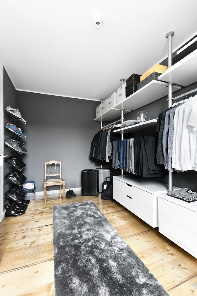 Foto på ett mellanstort funkis walk-in-closet för män, med öppna hyllor, vita skåp, ljust trägolv och beiget golv