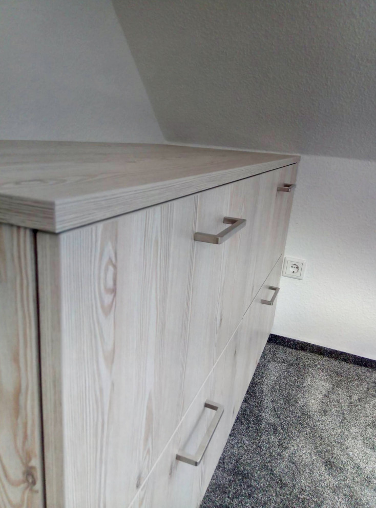 Idées déco pour une armoire encastrée scandinave en bois clair avec un placard à porte plane, moquette et un sol gris.