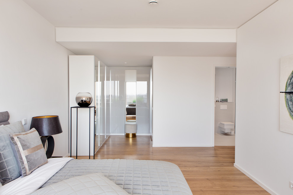 Kleines, Neutrales Modernes Ankleidezimmer mit Ankleidebereich, flächenbündigen Schrankfronten, weißen Schränken, braunem Holzboden und braunem Boden in Frankfurt am Main