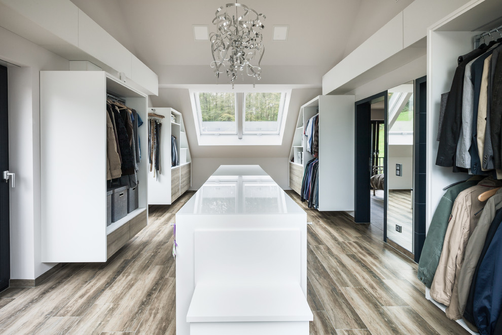 Geräumiges Modernes Ankleidezimmer mit offenen Schränken, weißen Schränken, Ankleidebereich und braunem Holzboden in Essen
