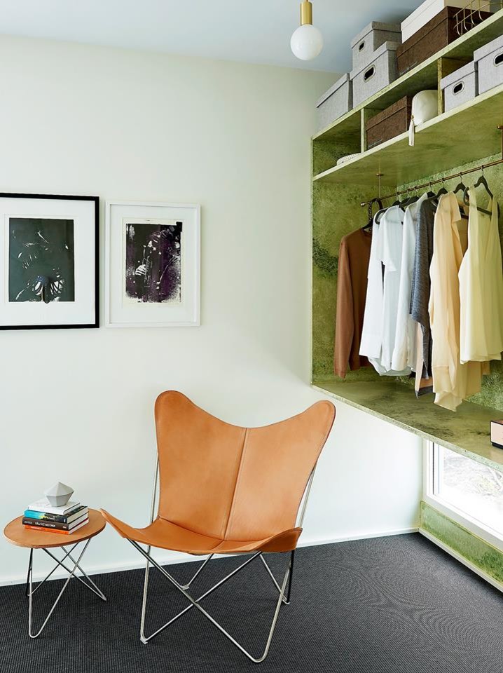 Inspiration för ett mellanstort minimalistiskt omklädningsrum för könsneutrala, med öppna hyllor, gröna skåp och heltäckningsmatta