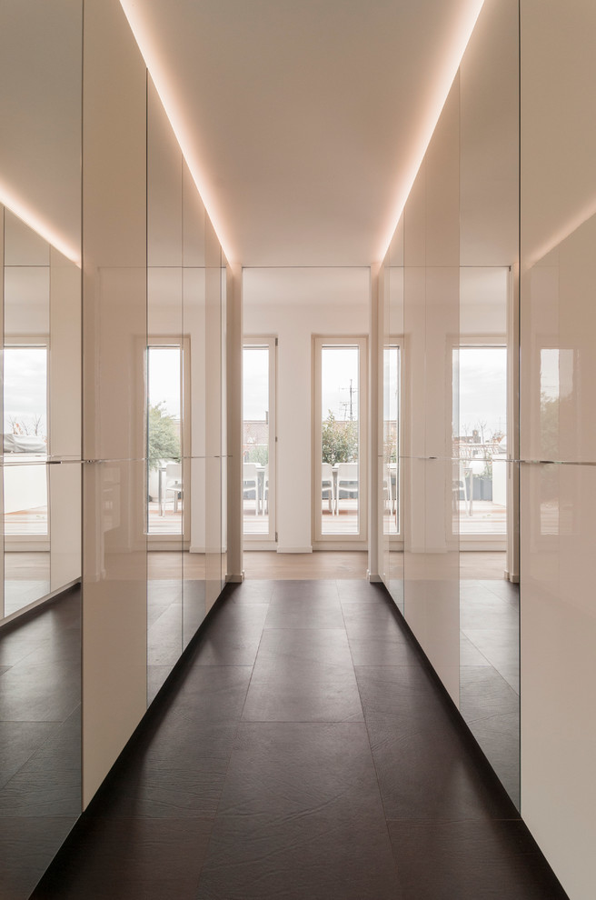 Свежая идея для дизайна: большая гардеробная комната унисекс в стиле модернизм с плоскими фасадами и белыми фасадами - отличное фото интерьера