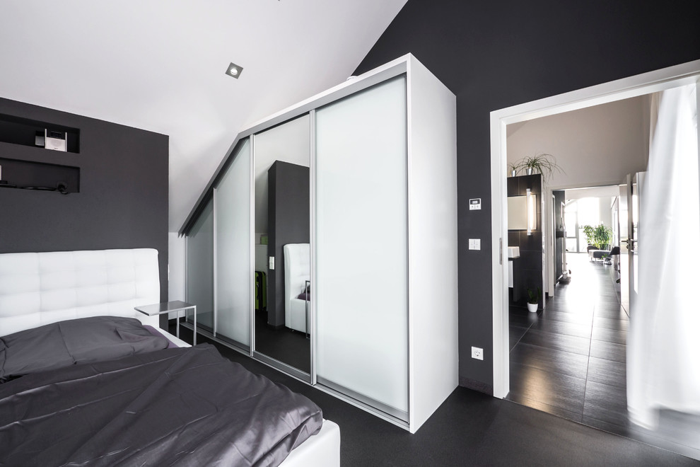 Inspiration för ett litet funkis sovrum, med heltäckningsmatta och grått golv