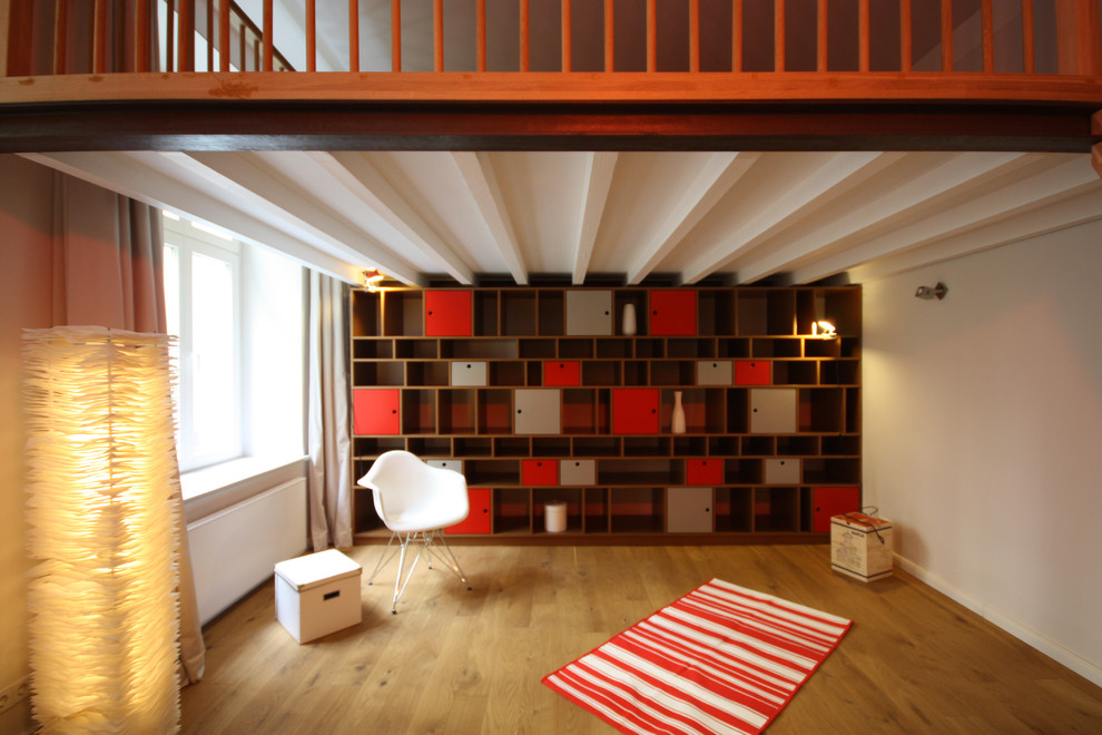 Cette photo montre un dressing room tendance neutre avec des portes de placard rouges et un sol en bois brun.