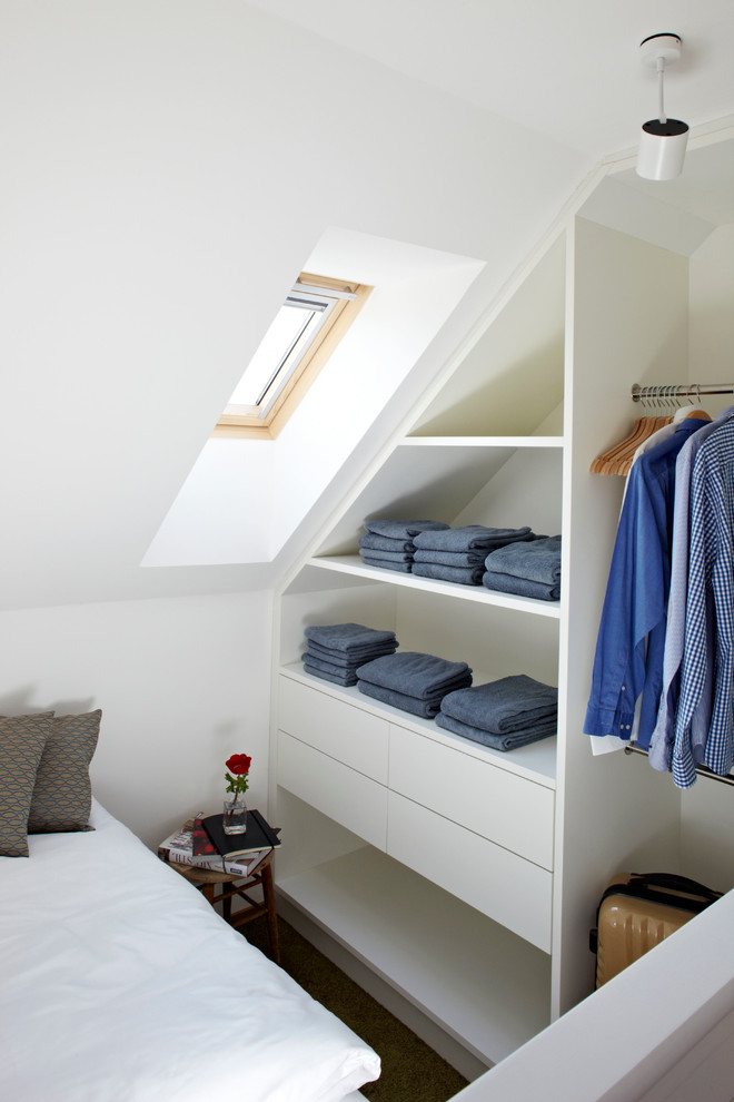 На фото: шкаф в нише среднего размера в современном стиле с плоскими фасадами и белыми фасадами для мужчин