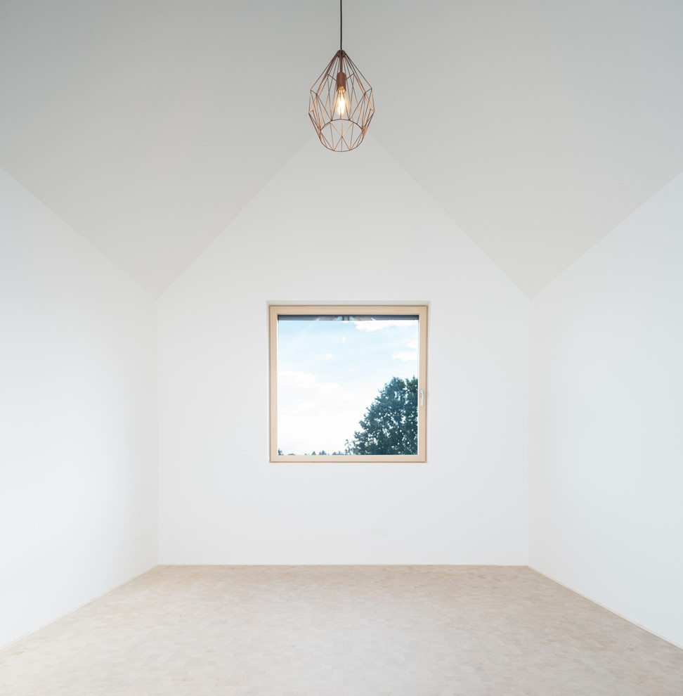 Cette image montre un bureau design de taille moyenne avec une bibliothèque ou un coin lecture, un mur blanc et parquet clair.