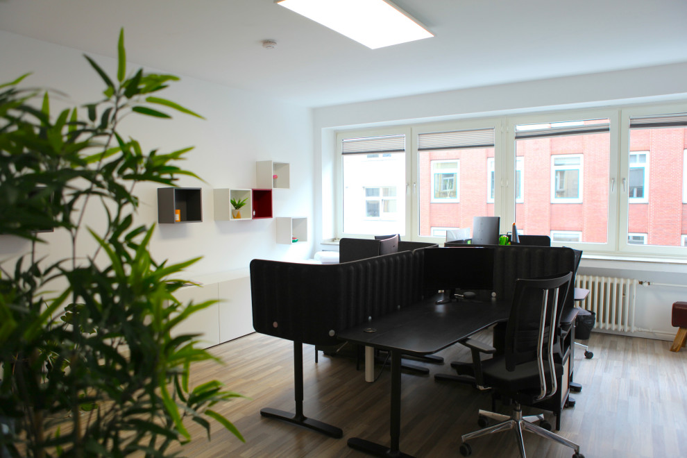 Réalisation d'un bureau design de taille moyenne avec un mur blanc, sol en stratifié, un bureau indépendant, un sol marron, un plafond en papier peint et du papier peint.