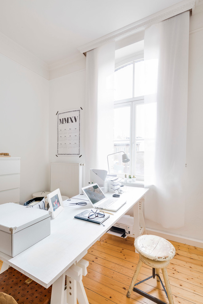 Design ideas for a scandinavian home office in Cologne.