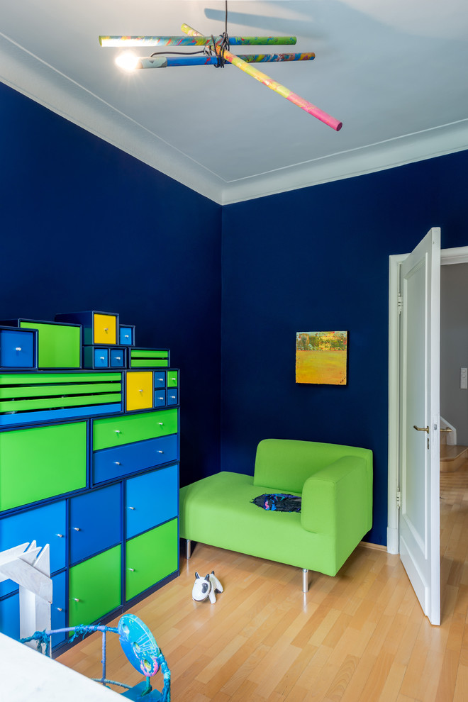 Modernes Arbeitszimmer mit blauer Wandfarbe in Köln