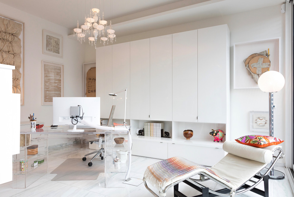 Cette photo montre un bureau tendance avec un mur blanc, un bureau indépendant et un sol blanc.