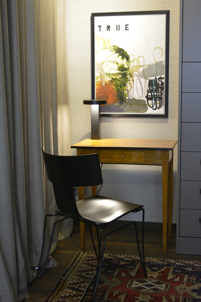 Imagen de despacho contemporáneo con paredes grises, suelo de madera oscura y escritorio independiente