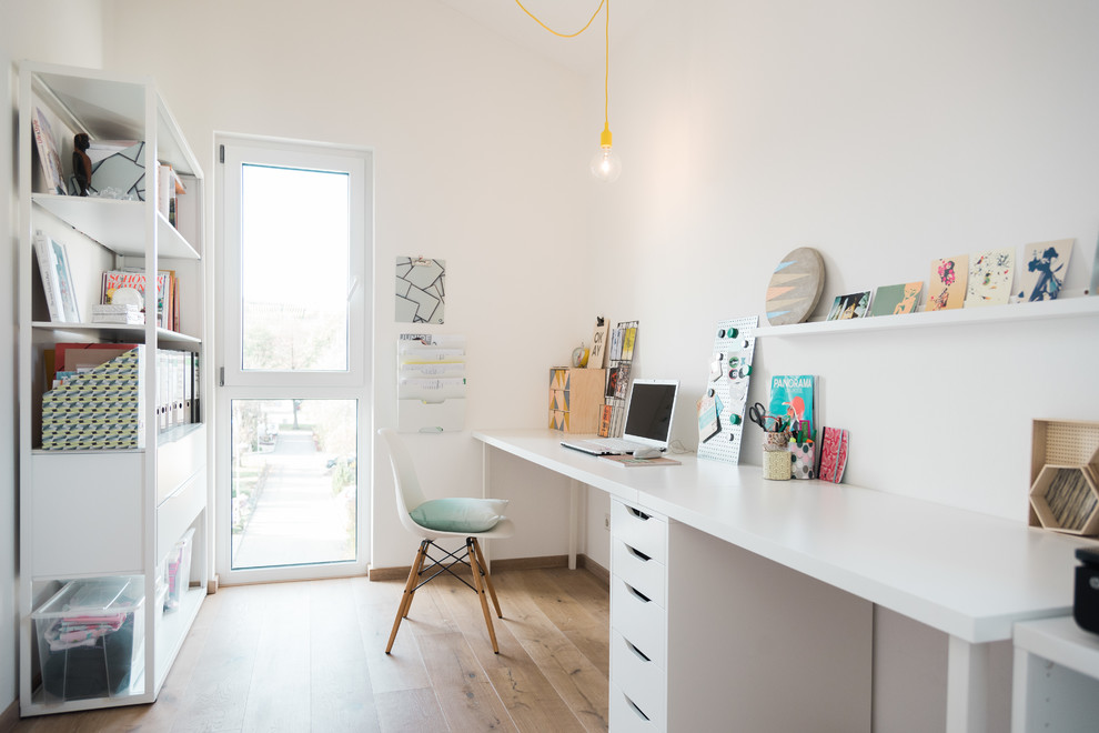 Idée de décoration pour un bureau nordique de taille moyenne avec un mur blanc, parquet clair, aucune cheminée, un bureau indépendant et un sol beige.