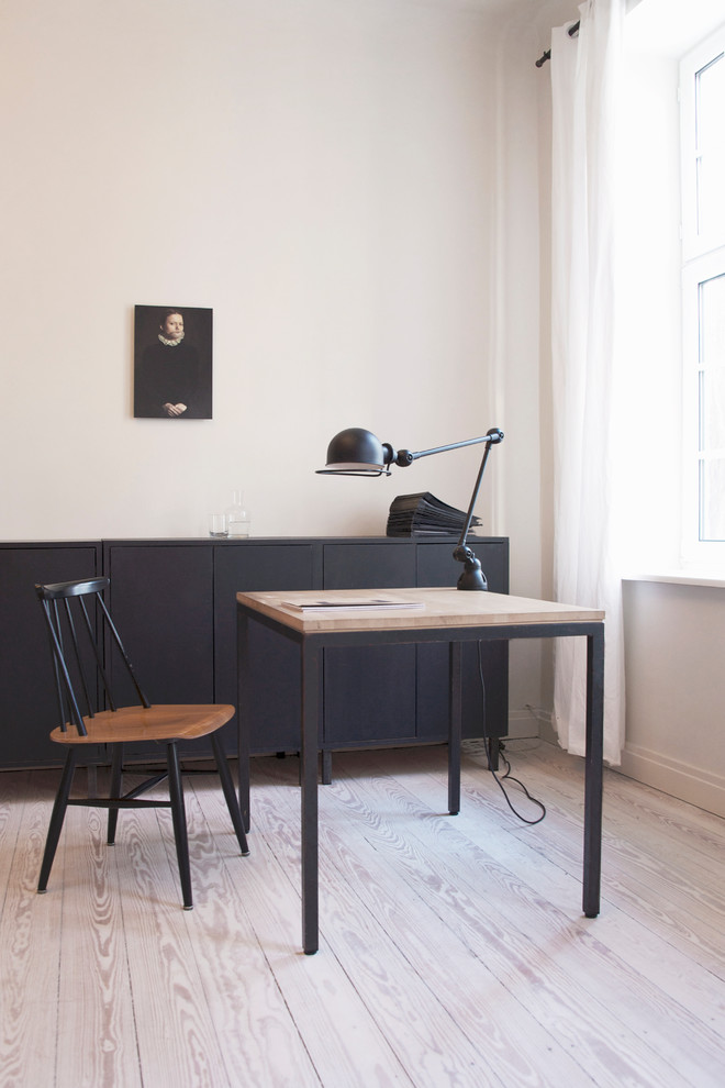 Foto de despacho contemporáneo pequeño con paredes blancas, escritorio independiente, suelo de madera pintada y suelo blanco