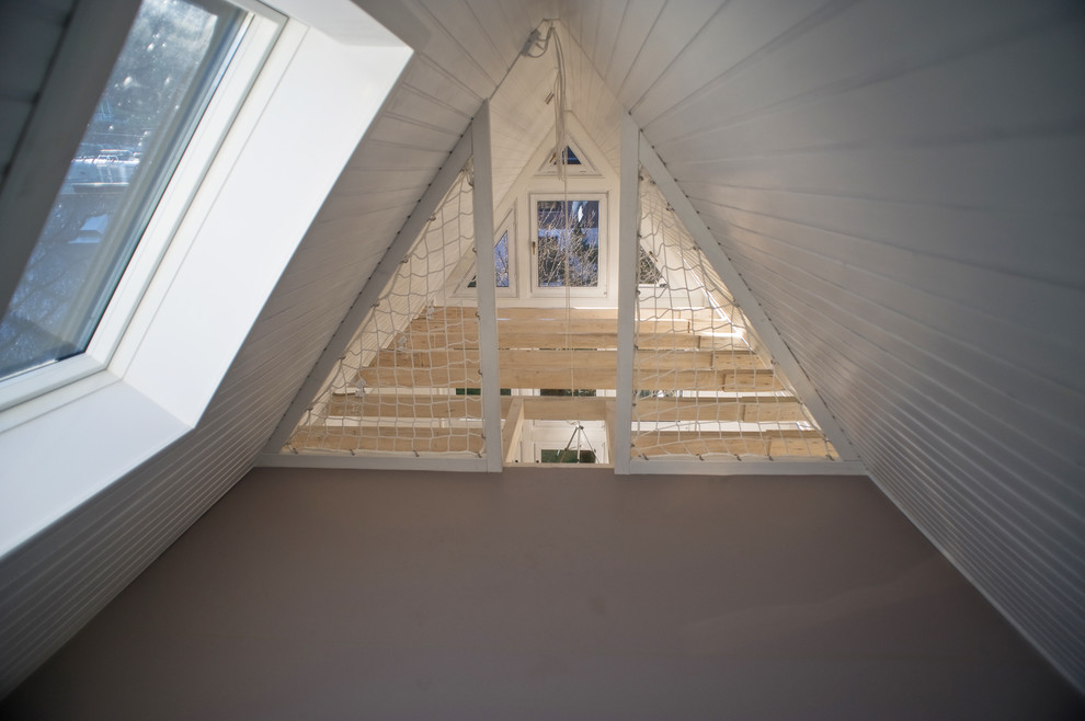 На фото: маленькое рабочее место в скандинавском стиле с белыми стенами, полом из линолеума, отдельно стоящим рабочим столом и серым полом для на участке и в саду с