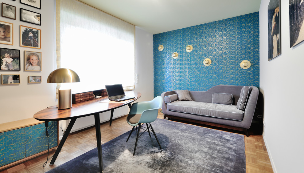Mittelgroßes Retro Arbeitszimmer ohne Kamin mit bunten Wänden, braunem Holzboden, braunem Boden und freistehendem Schreibtisch in München