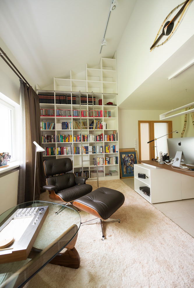 Modernes Arbeitszimmer ohne Kamin mit Arbeitsplatz, weißer Wandfarbe, freistehendem Schreibtisch und beigem Boden in Nürnberg