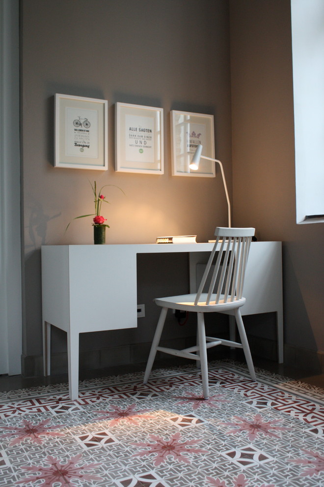 На фото: рабочее место в стиле фьюжн с серыми стенами, полом из керамической плитки и отдельно стоящим рабочим столом без камина с