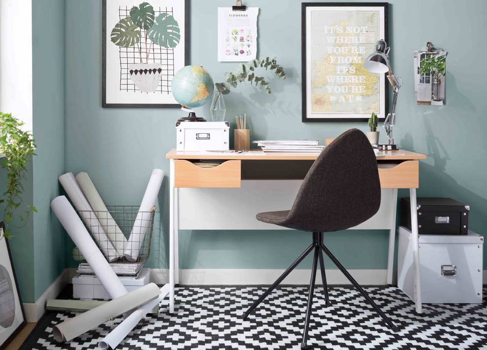 На фото: маленький кабинет в скандинавском стиле с синими стенами, отдельно стоящим рабочим столом и разноцветным полом для на участке и в саду