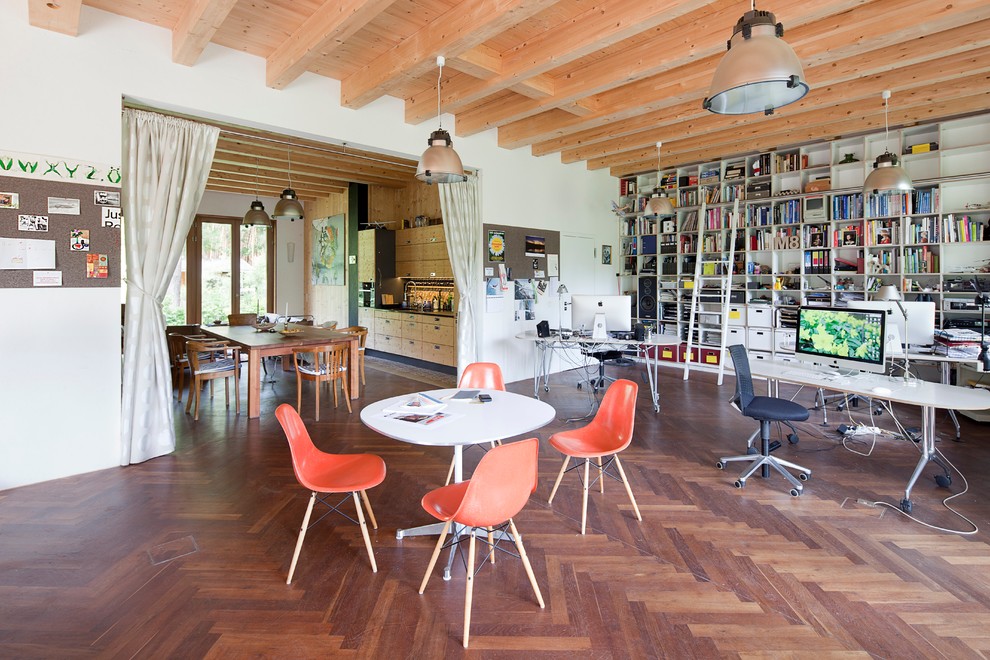 Skandinavisches Arbeitszimmer ohne Kamin mit weißer Wandfarbe, freistehendem Schreibtisch, braunem Boden und braunem Holzboden in Berlin
