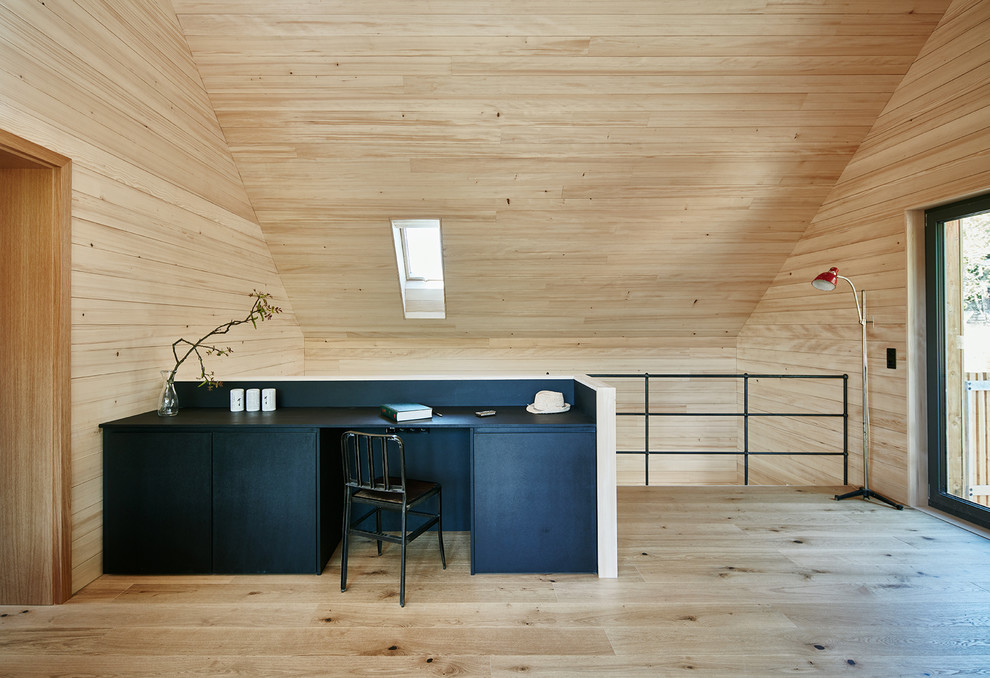 На фото: кабинет в стиле модернизм с коричневыми стенами, паркетным полом среднего тона, встроенным рабочим столом и коричневым полом