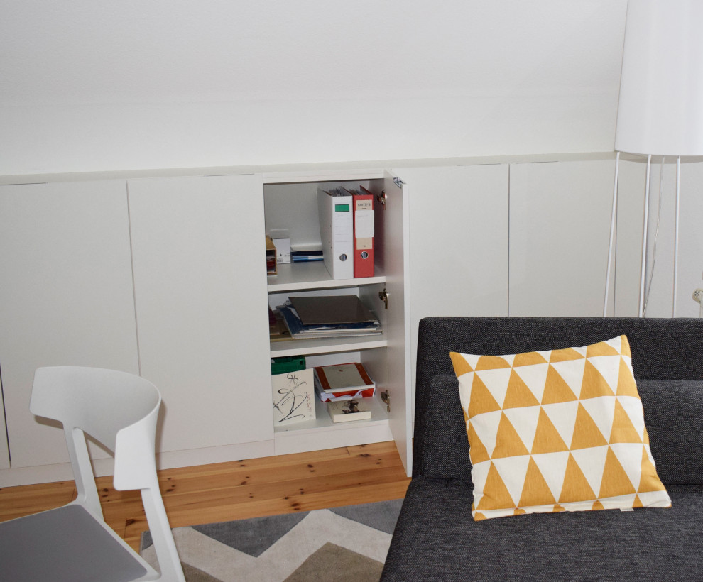 Cette photo montre un petit bureau scandinave avec un mur blanc, moquette, un bureau indépendant et un sol beige.