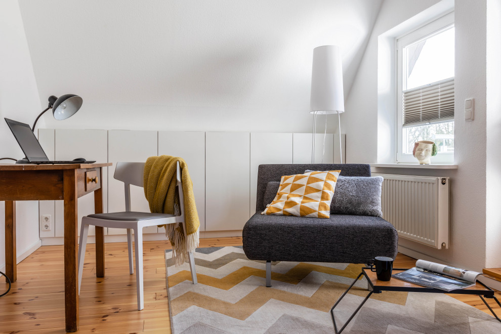 Immagine di un piccolo ufficio scandinavo con pareti bianche, moquette, scrivania autoportante e pavimento beige