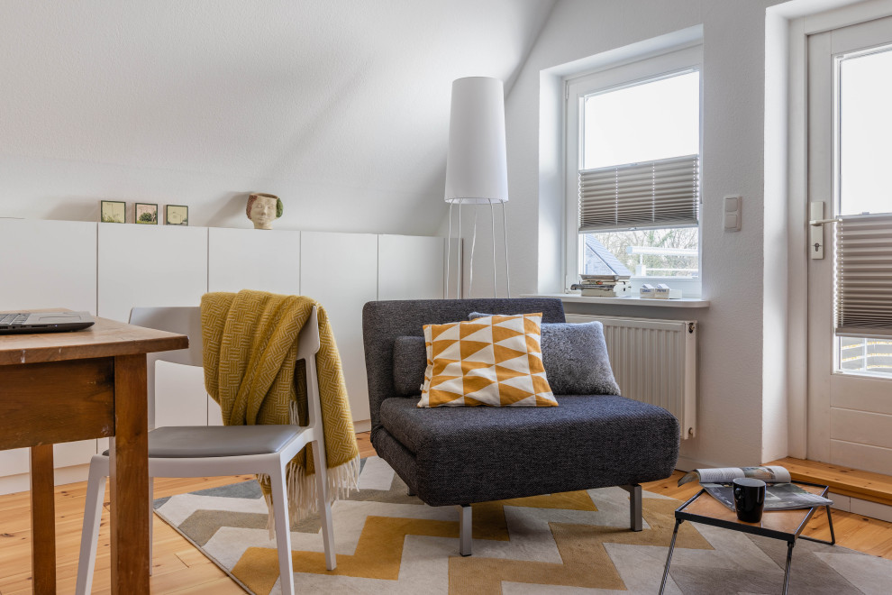 Источник вдохновения для домашнего уюта: маленькое рабочее место в скандинавском стиле с белыми стенами, ковровым покрытием, отдельно стоящим рабочим столом и бежевым полом для на участке и в саду