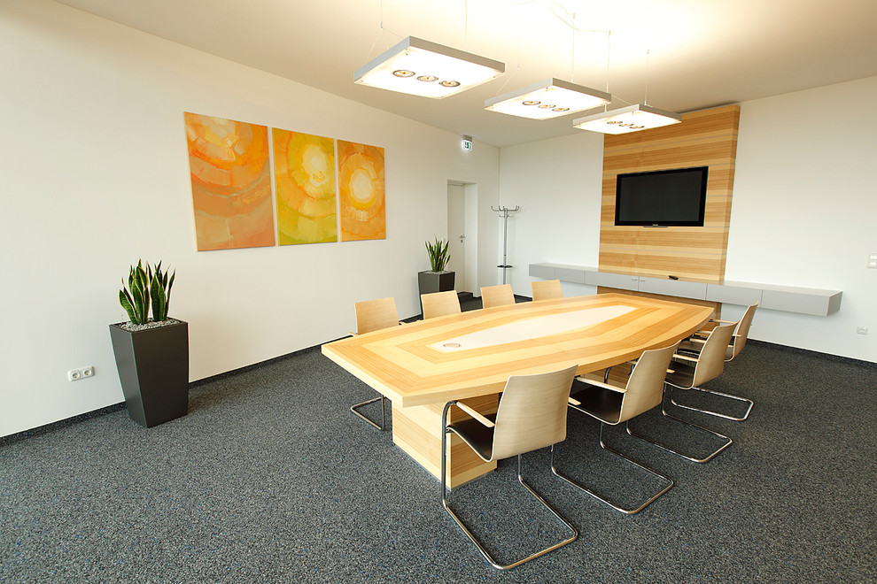 Immagine di un ampio ufficio minimal con pareti bianche e moquette