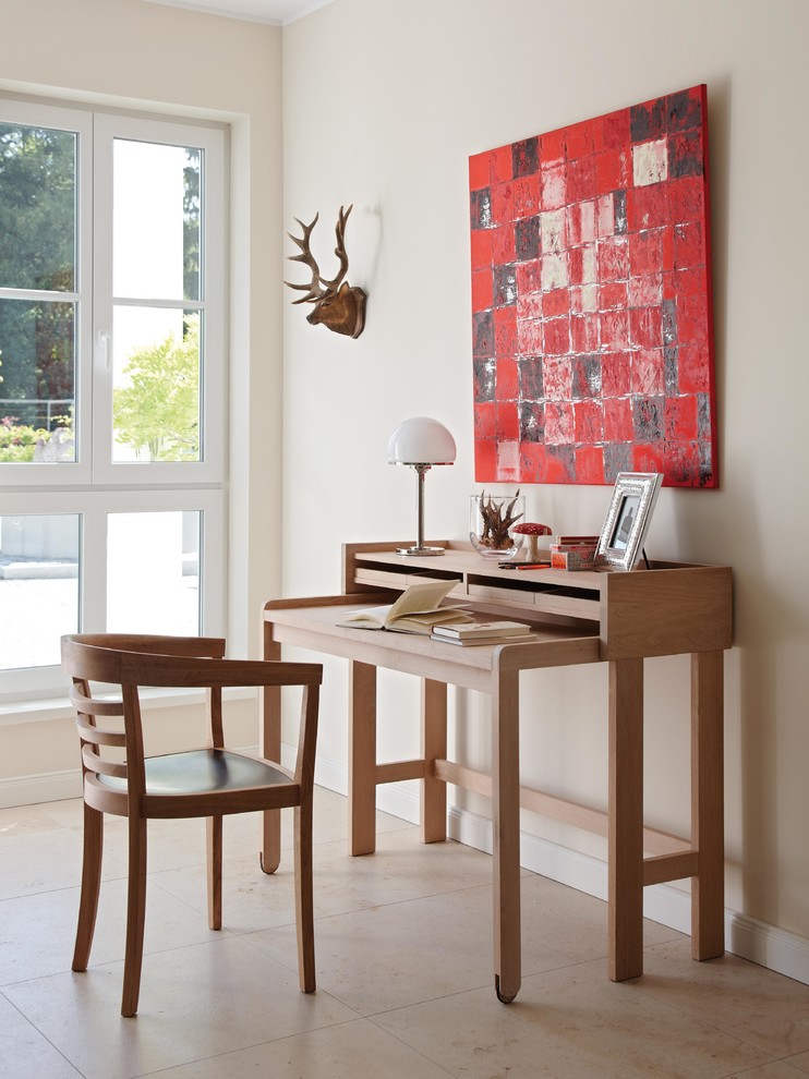 Imagen de despacho contemporáneo sin chimenea con paredes beige y escritorio independiente