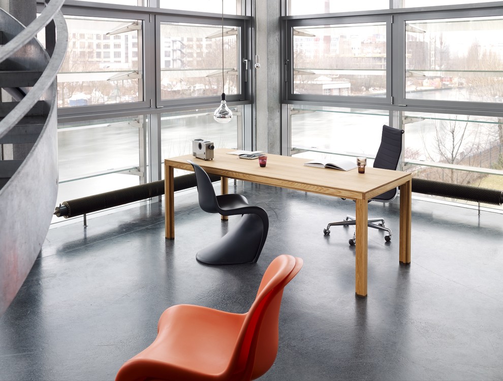 Idée de décoration pour un grand bureau minimaliste de type studio avec un mur gris, sol en béton ciré, un bureau indépendant et un sol gris.