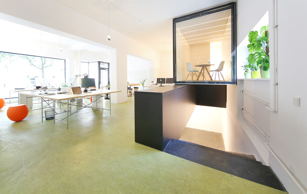 Diseño de despacho contemporáneo de tamaño medio con paredes blancas, suelo de linóleo y escritorio independiente