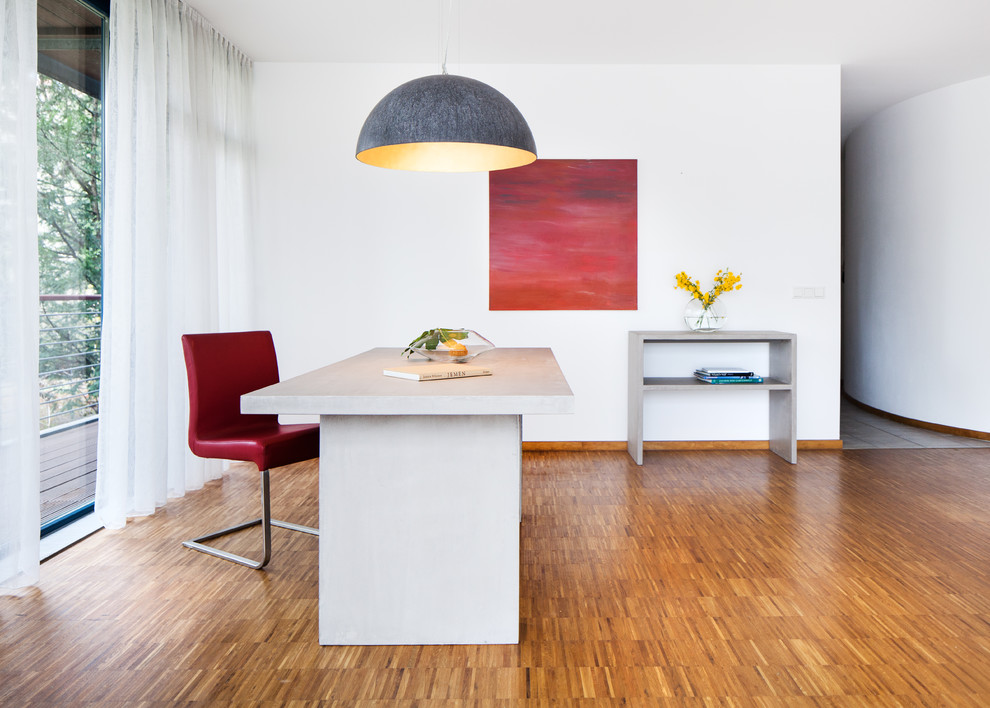 Großes Modernes Arbeitszimmer mit Arbeitsplatz, weißer Wandfarbe, hellem Holzboden und freistehendem Schreibtisch in Dresden