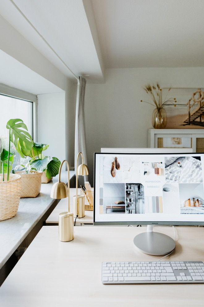 Imagen de despacho escandinavo pequeño con paredes amarillas, moqueta, escritorio independiente y suelo beige