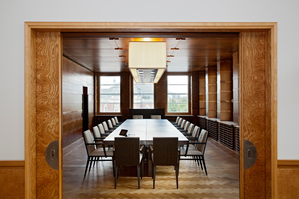 Design ideas for a traditional dining room in Hamburg.
