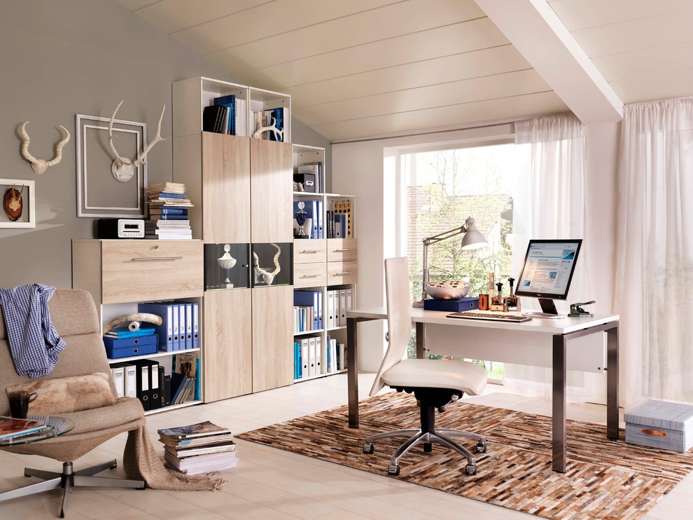 Immagine di un ufficio design di medie dimensioni con pareti bianche, nessun camino, pavimento in laminato, scrivania autoportante e pavimento beige
