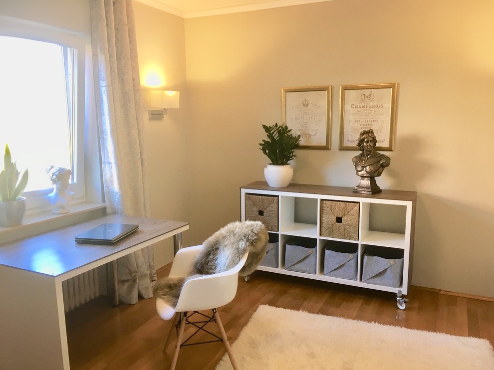 Foto di un piccolo ufficio contemporaneo con pareti grigie, parquet chiaro, scrivania autoportante e pavimento marrone