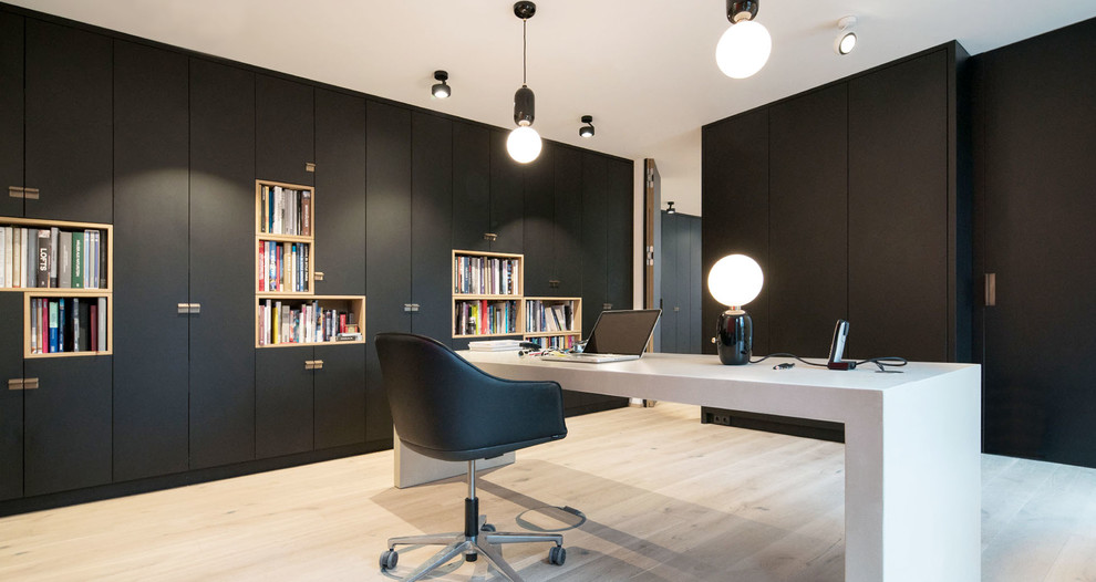 Foto di un ufficio minimalista di medie dimensioni con pavimento in legno massello medio, scrivania autoportante e pavimento marrone