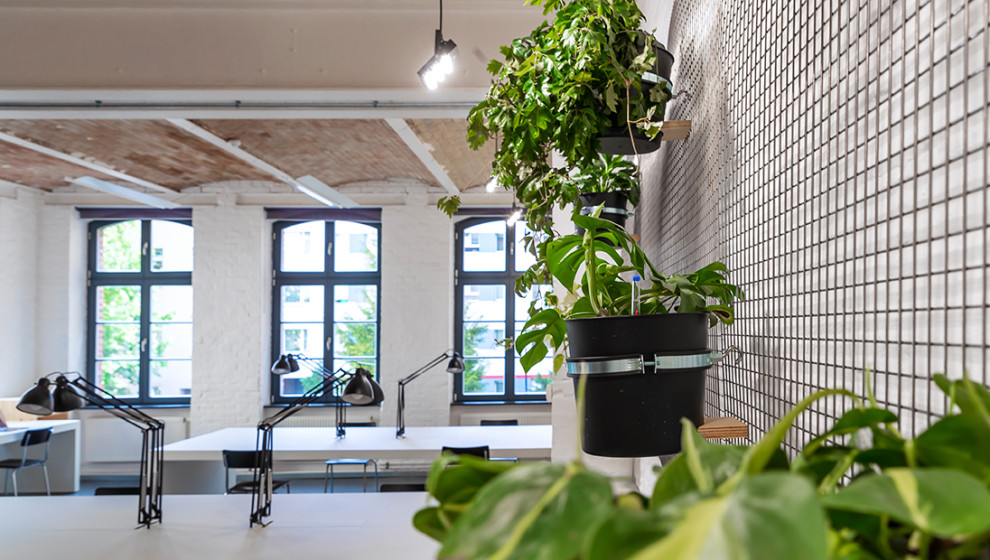 Mittelgroßes Modernes Arbeitszimmer mit Arbeitsplatz, weißer Wandfarbe, Linoleum, Einbau-Schreibtisch, grauem Boden, gewölbter Decke und Ziegelwänden in Berlin