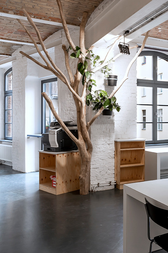 Идея дизайна: рабочее место среднего размера в стиле модернизм с белыми стенами, полом из линолеума, встроенным рабочим столом, серым полом, сводчатым потолком и кирпичными стенами