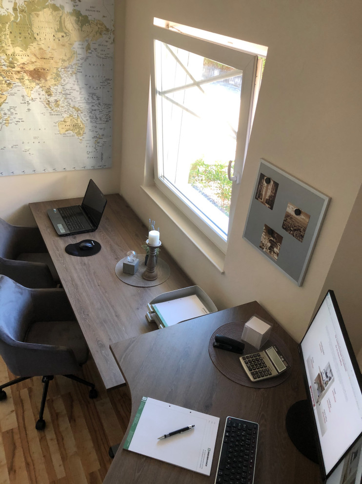 Diseño de despacho contemporáneo con escritorio independiente