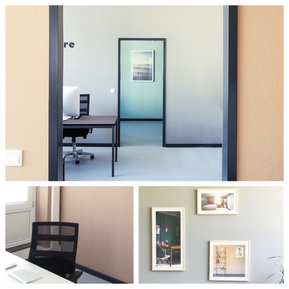 На фото: рабочее место среднего размера в современном стиле с серыми стенами, полом из линолеума, отдельно стоящим рабочим столом и серым полом с