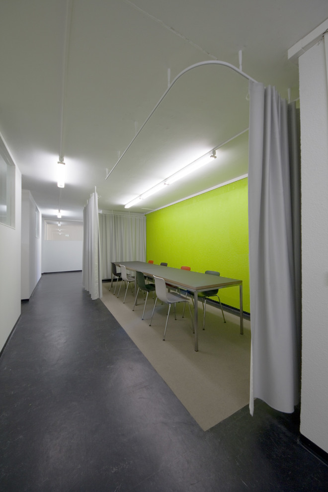 Cette image montre un petit bureau minimaliste avec un mur vert, moquette, un bureau indépendant et un sol beige.