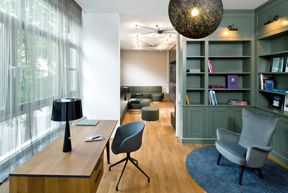 Idee per un ufficio contemporaneo di medie dimensioni con pareti bianche, pavimento in legno massello medio, nessun camino e scrivania autoportante