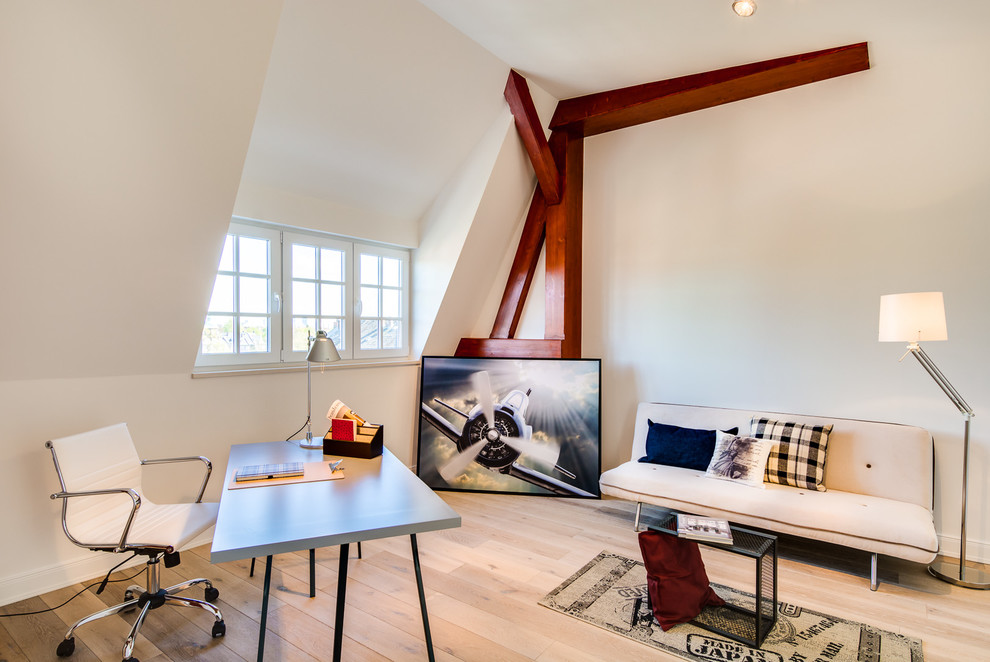 Источник вдохновения для домашнего уюта: рабочее место среднего размера в скандинавском стиле с белыми стенами, светлым паркетным полом и отдельно стоящим рабочим столом без камина